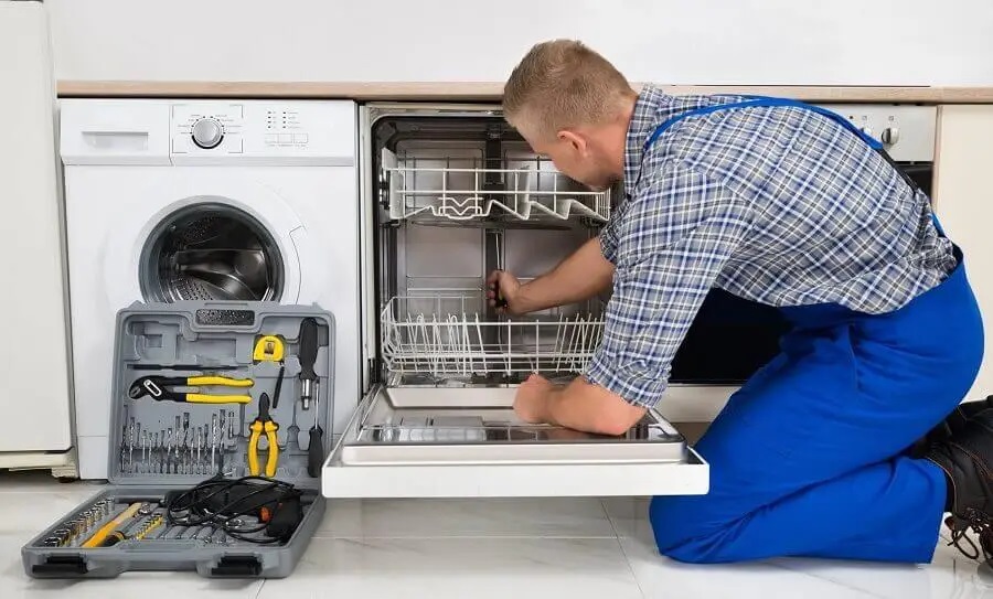 Söğütlü Philips servisi teknisyen ekibi beyaz eşya tamiri yaparken